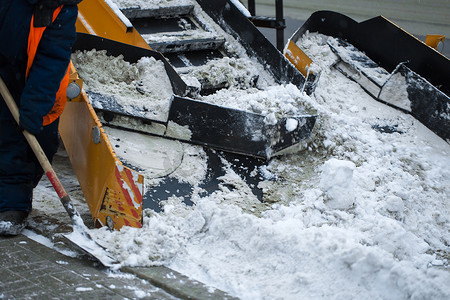 除雪摄影照片_除雪机清理街道上的积雪。