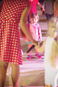 在儿童迪斯科舞厅跳舞的小女孩