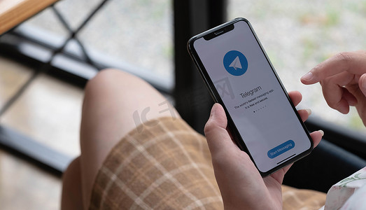 2021年11月14日，泰国清迈：Apple iPhone Xs 屏幕特写上的 Telegram 应用程序图标。