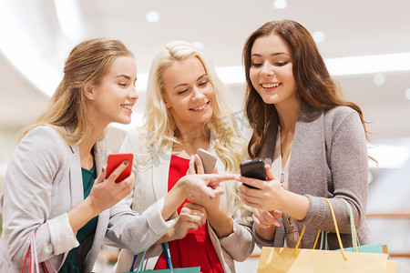 手机购物商城摄影照片_有智能手机和购物袋的快乐女性