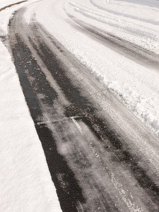 穿过英国庄园的冬季道路追踪没有汽车空路雪