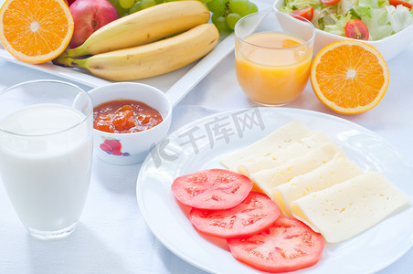 欧陆式早餐，包括水果、咖啡、奶酪、蔬菜