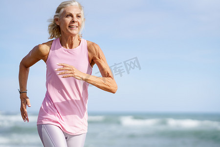 老年女性做运动以保持健康。