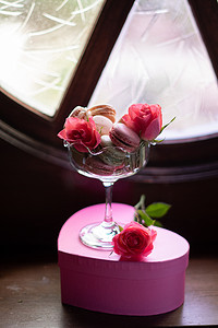 心形礼盒，配有鲜花和糖果、粉红玫瑰，