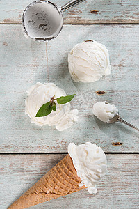 冰淇淋设计摄影照片_上方视图香草冰淇淋甜筒