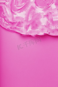 粉红色背景上的透明液体凝胶，具有可用空间。
