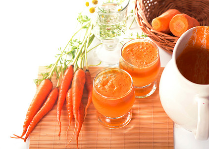 厨房桌子上放着一杯鲜榨胡萝卜汁。