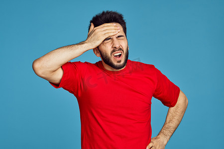 穿红色T恤的男人健康问题情绪症状蓝色背景