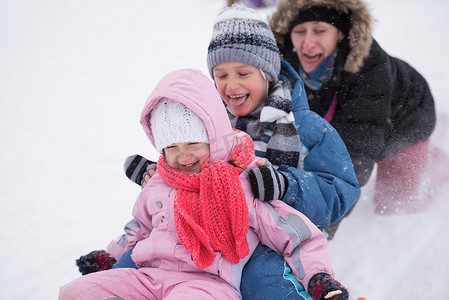 孩子们在新鲜的雪中一起玩耍