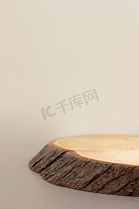 米色背景上的空木讲台极简主义。