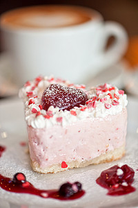 粉色蛋糕背景摄影照片_心形情人节蛋糕