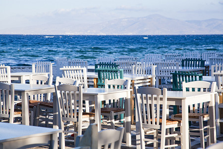 海边的餐厅桌椅