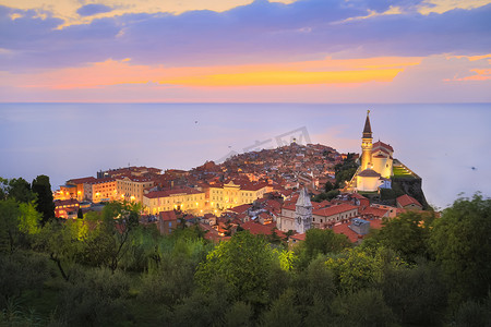 斯洛文尼亚日落时风景如画的老城皮兰。