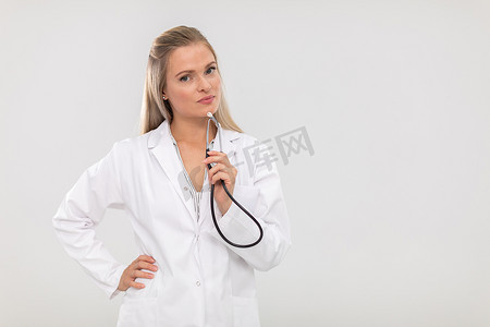 医生坚定地看着镜头，手里拿着听诊器。