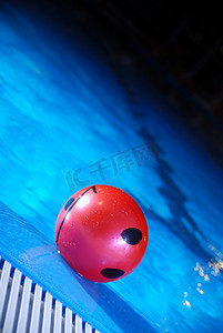 生活中的球摄影照片_.游泳池中的红球
