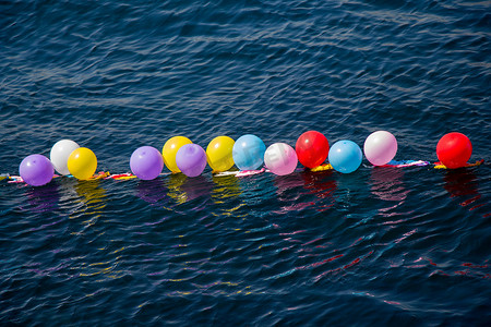 水上气球摄影照片_气球作为水上目标