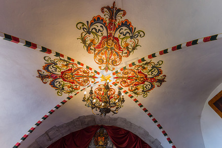 一座中世纪富人住宅的天花板上绘有装饰图案，一座城堡。