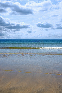 温柔的蓝色海浪拍打着巴利巴尼恩海滩