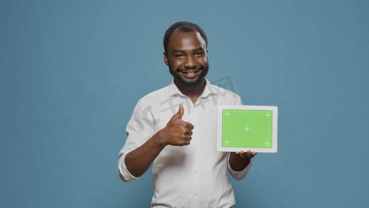 快乐的人指着水平绿屏的数字平板电脑