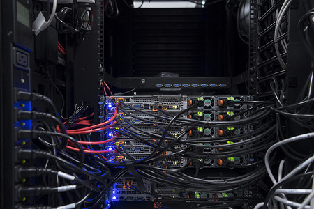 大型机摄影照片_网络服务器机房特写在光纤集线器或交换机上，用于大型机企业业务数据中心超级计算机中的数字通信和互联网。