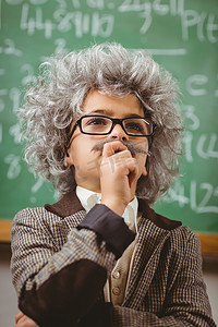 小爱因斯坦在教室黑板前思考