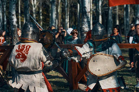 身穿盔甲、持剑的骑士在观众面前进行战斗。