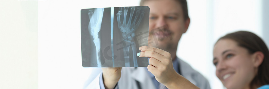 手部x光片摄影照片_医生在诊所特写中观察手部 X 光片