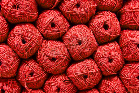 编织钩针摄影照片_红色的羊毛球。