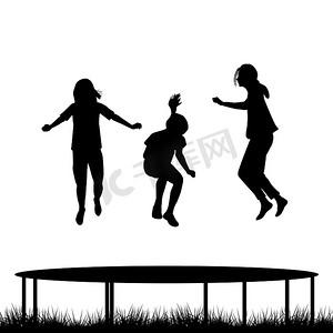 在花园蹦床上跳跃的儿童剪影