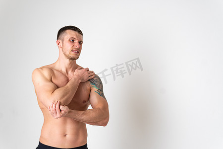 肘关节肌肉在男性白色背景疼痛腰痛脊柱男性按摩压力，人体慢性。