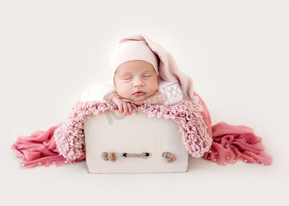 睡觉婴儿摄影照片_刚出生的女婴肖像
