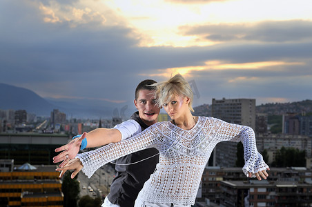 免费浪漫情侣摄影照片_浪漫的都市情侣在大楼顶跳舞