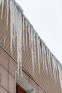 建筑物的屋顶上悬挂着又大又长的冰柱。