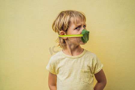 自己保护自己摄影照片_孩子用树叶给自己做了一个口罩，以保护自己免受空气污染。