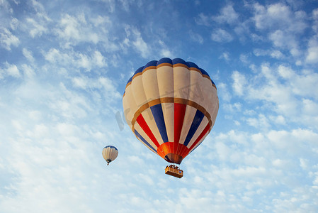 彩色气球热气球摄影照片_日落时天空中的彩色球。