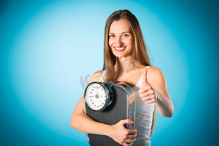 减肥 — 有测量秤的年轻女子