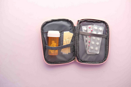 小袋中的药丸容器、泡罩包装和绷带