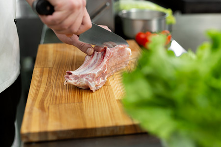 厨师在木板上切肉。
