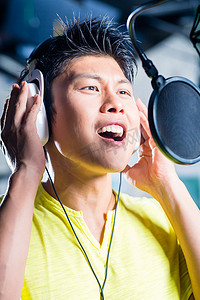 亚洲男歌手在录音室制作歌曲