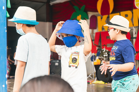 活动语摄影照片_拉丁男孩穿着舒适的衣服、戴着桶帽和面具，在暑假活动中享受夏天