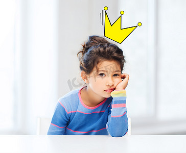 头上戴着皇冠涂鸦的无聊小女孩