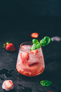 草莓冰块摄影照片_草莓鸡尾酒配杜松子酒和苏打水