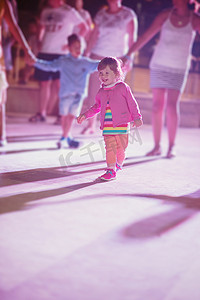 跳舞的孩子们摄影照片_在儿童迪斯科舞厅跳舞的小女孩