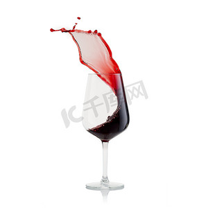 溅起的红酒摄影照片_红酒与飞溅的玻璃隔离在白色背景