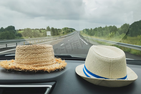 车窗外风景摄影照片_车里的两顶帽子 窗外的乡村风景