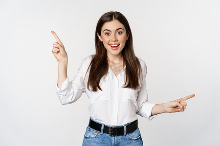 快乐微笑的成年女性侧身指着，展示两种选择、销售标志或图表的产品，站在白色背景上