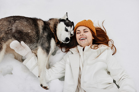 女人冬衣在雪地新鲜空气中遛狗