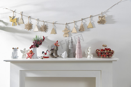 雪花小装饰摄影照片_圣诞节期间公寓内部的装饰。
