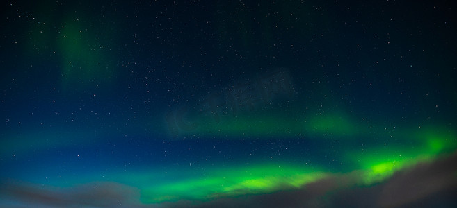 深蓝星空摄影照片_北极光也被称为极光、北极光或极光，出现在寒冷的夜晚，在深黑色的星空上空。