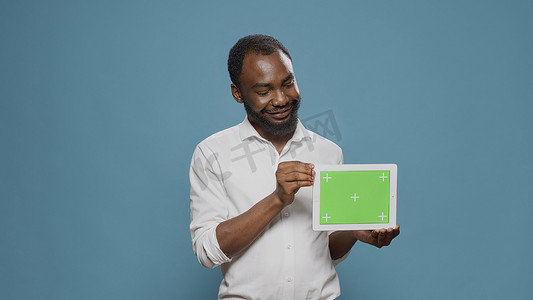 商人在数字平板电脑上显示水平绿屏